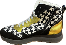 Load image into Gallery viewer, Vaddia Handmade Specialty Sneakers.
